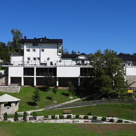 Motel Aladin Cazin Bagian luar foto