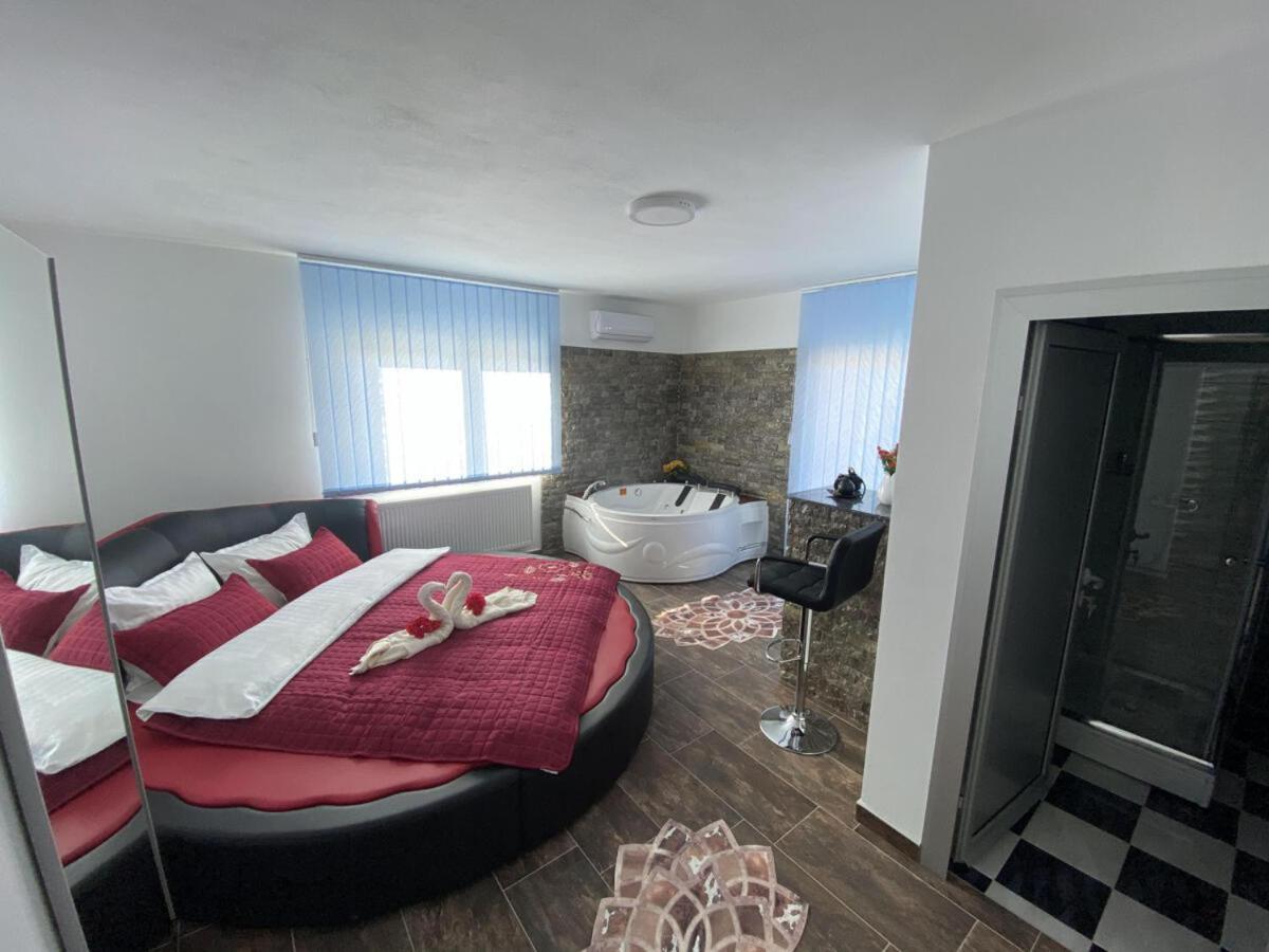 Motel Aladin Cazin Bagian luar foto