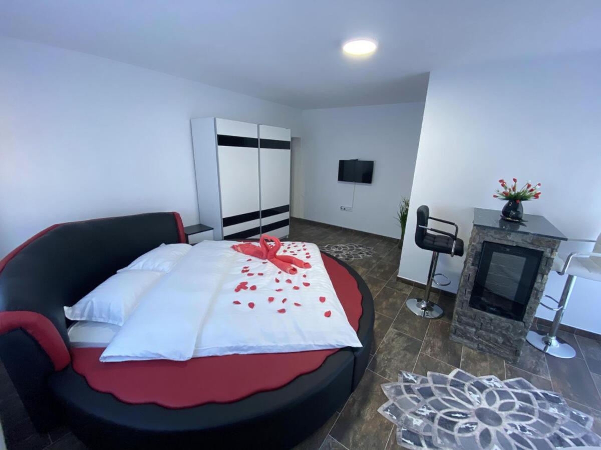 Motel Aladin Cazin Bagian luar foto
