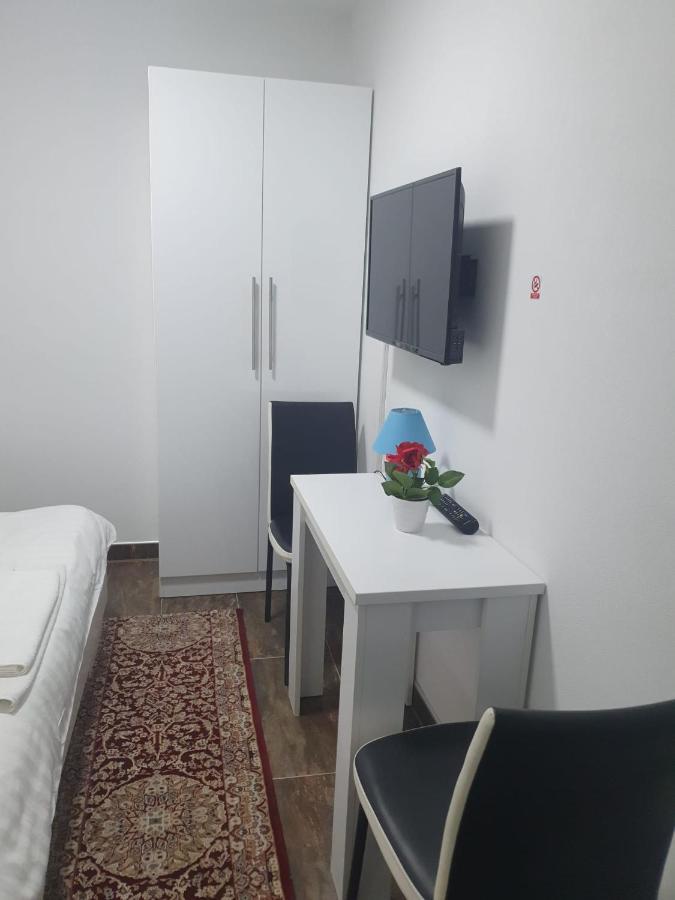 Motel Aladin Cazin Bagian luar foto