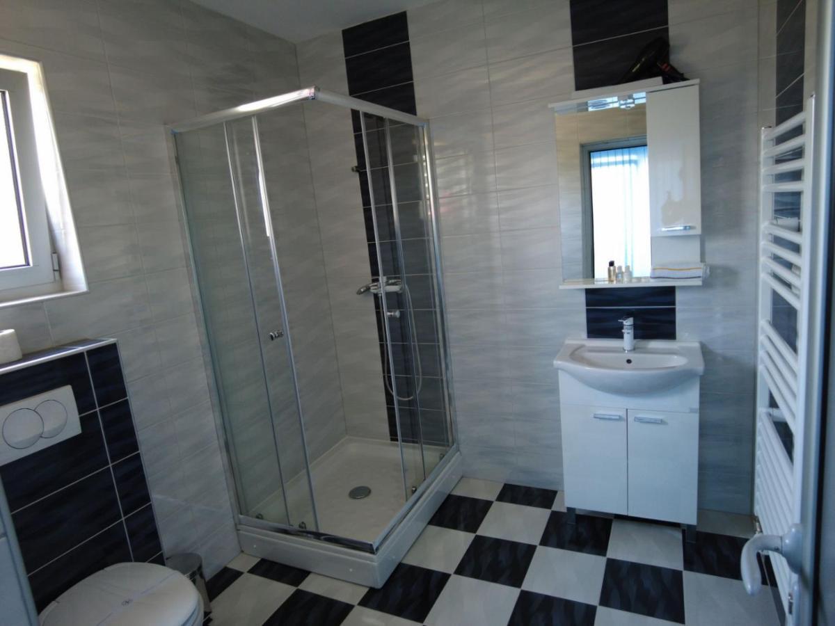 Motel Aladin Cazin Bagian luar foto