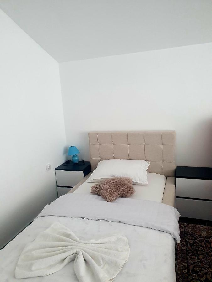 Motel Aladin Cazin Bagian luar foto