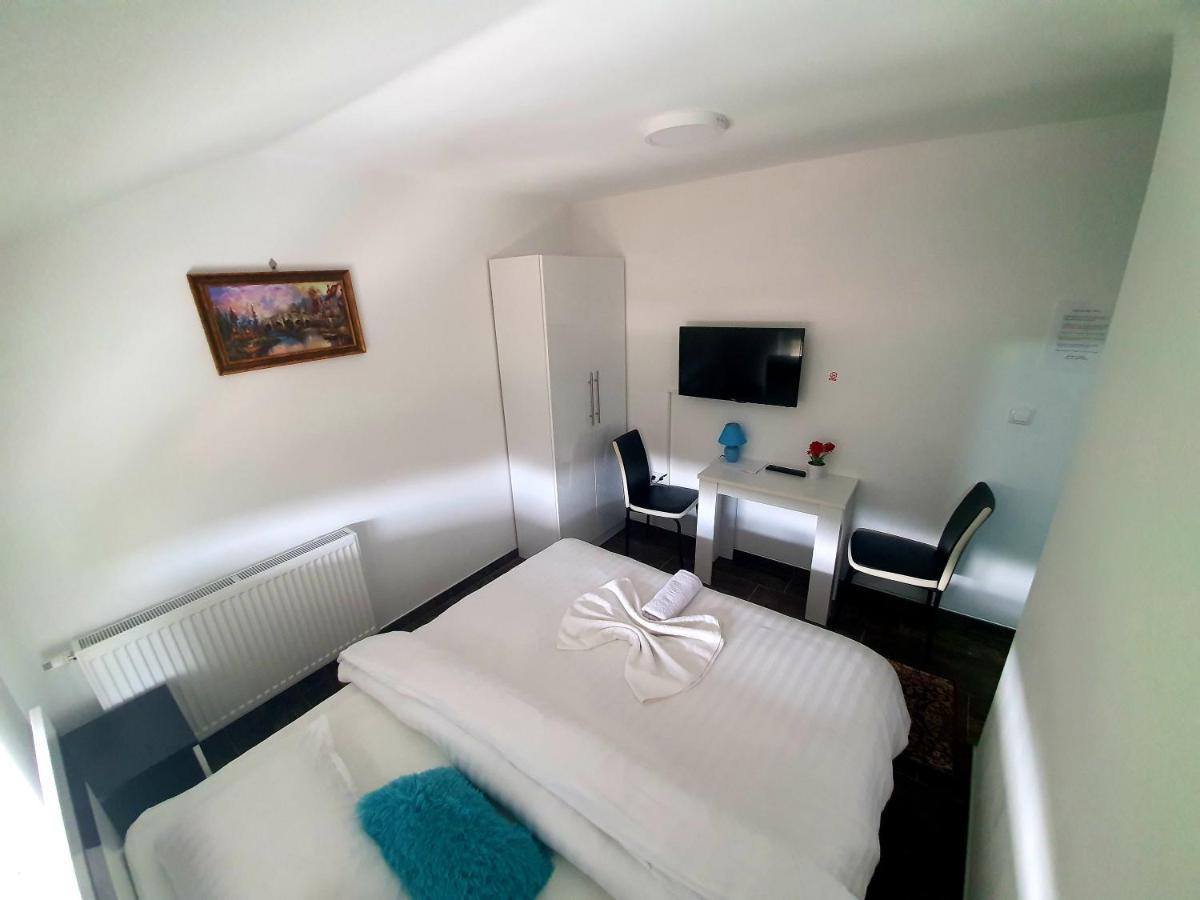 Motel Aladin Cazin Bagian luar foto