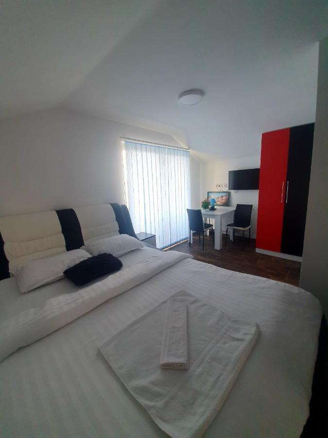 Motel Aladin Cazin Bagian luar foto
