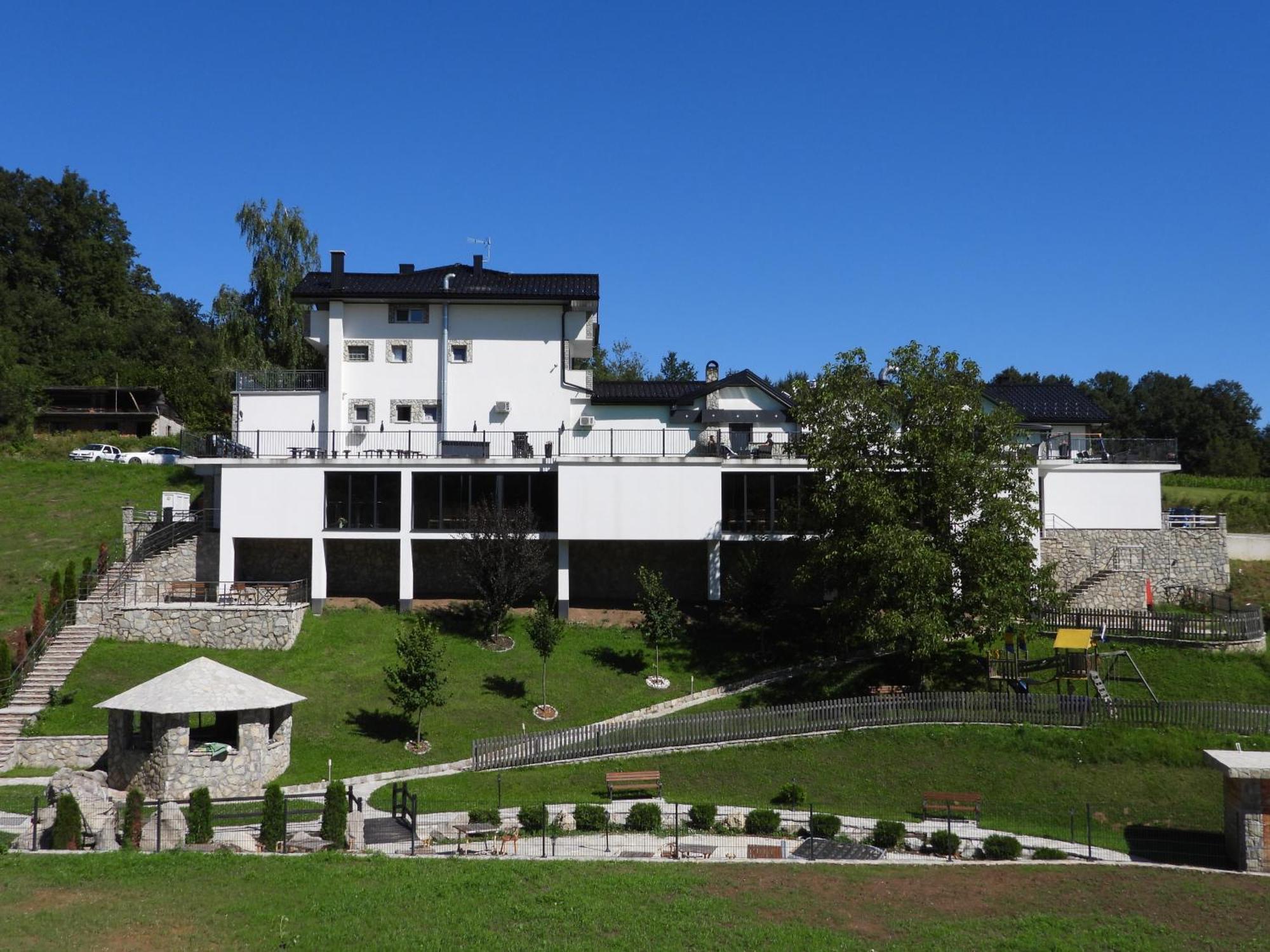 Motel Aladin Cazin Bagian luar foto