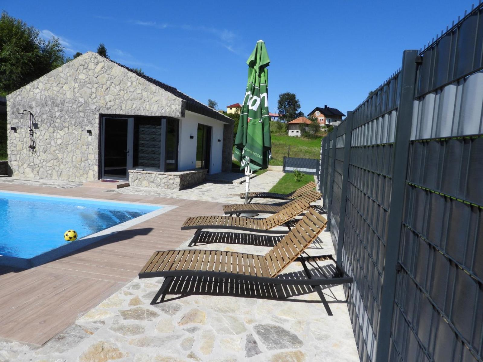 Motel Aladin Cazin Bagian luar foto